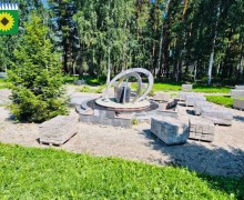 Территорию возле памятника ликвидаторам техногенных катастроф благоустраивают в Заречном