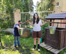 Воспитанники детского сада «Маленькая страна» продолжают знакомство с деревенским бытом в проекте-музее «Русская изба»