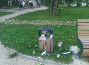 Уборка в экопарке Заречного: горожан просят не оставлять мусор рядом с переполненными урнами
