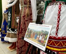 В Белоярском РДК открылась выставка коллекции «Народы Урала»