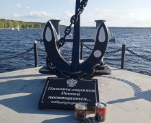 Ветераны ВМФ и морской пехоты привели в порядок памятный знак Памяти моряков России