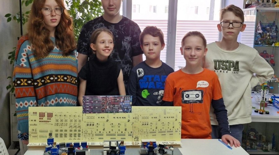 Воспитанники клуба инженерного творчества «Кубики» (город Каменск-Уральский) создали копию тренажёра блочного пункта управления БН-800