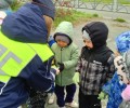 Сотрудники Госавтоинспекции провели акцию «Засветись» совместно с воспитанниками детского сада «Солнышко»