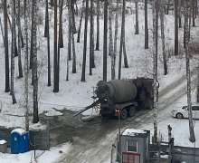 Бетономешалка вылила бетон прямо в лес!