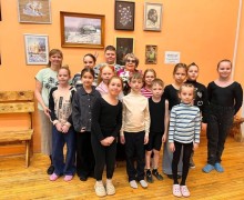 В Курманке открылась выставка акварели зареченской художницы Валерии Будариной