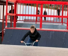 Скейтпарк в Заречном оживает: юные райдеры уже осваивают бетонные фигуры
