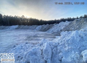После обильных снегопадов в муниципальном округе Заречный продолжается вывоз снега на полигон