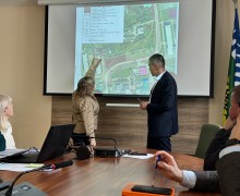 Возле Эко-тропы планируется построить 10-метровый маяк с подсветкой и поставить полигональные арт-объекты - лоси, зайцы, лисы и «бумажный» кораблик