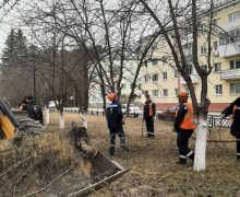 В сквере Победы полным ходом идёт весенняя уборка