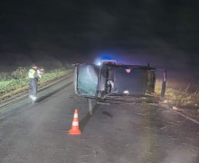 В Белоярском районе при опрокидывании «ВАЗ-21093» погиб водитель без прав, две девушки-подростка госпитализированы
