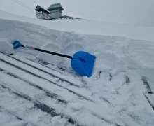 Продолжается активная фаза работ по уборке снега со скатных крыш!