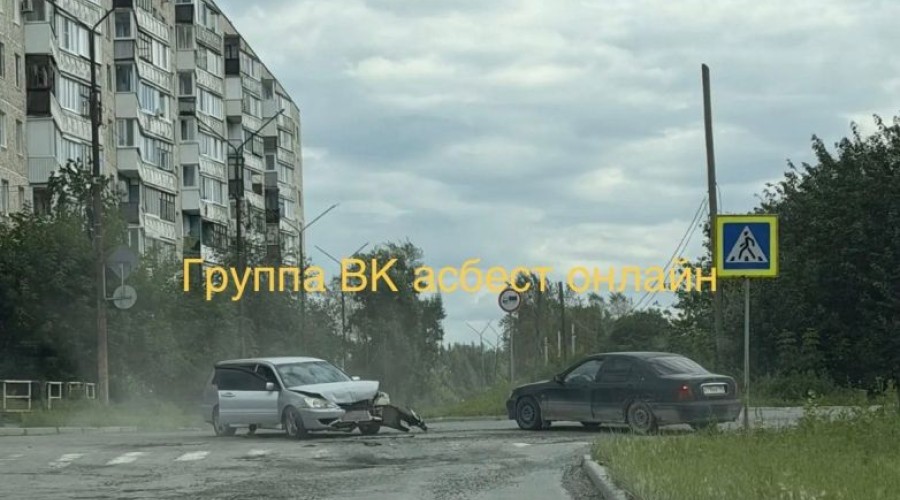 Столкновение автомобилей на перекрёстке Заводской и Пархоменко