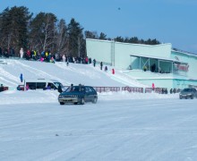 Более 30 автомобилей завершили зимний сезон на катке «Электрона»