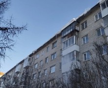 Крыши зареченских домов очищают от снега