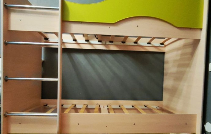 Продам двухъярусную кровать со шкафом