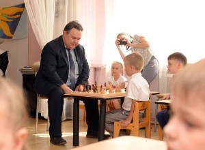 Раньше с ребятами из детсада Радуга играл в шахматы главный инженер БАЭС