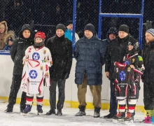 Хоккейный корт во дворе Курчатова, 29 и 31 сегодня торжественно открыли - он практически новый!