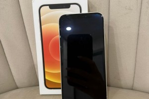 Продам iPhone 12 white 64 ГБ