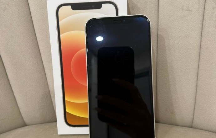 Продам iPhone 12 white 64 ГБ