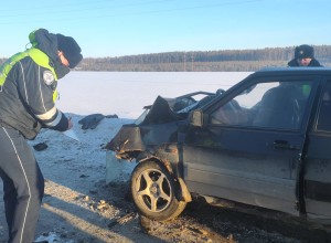 Сотрудники Госавтоинспекции Заречного устанавливают обстоятельства ДТП, в котором пострадали 2 человека
