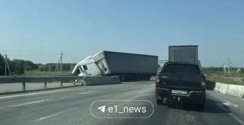 На трассе Екатеринбург — Тюмень грузовик съехал в дорожную яму