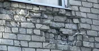 Жители Белоярского сообщили о разрушении стены дома из-за протечек кровли