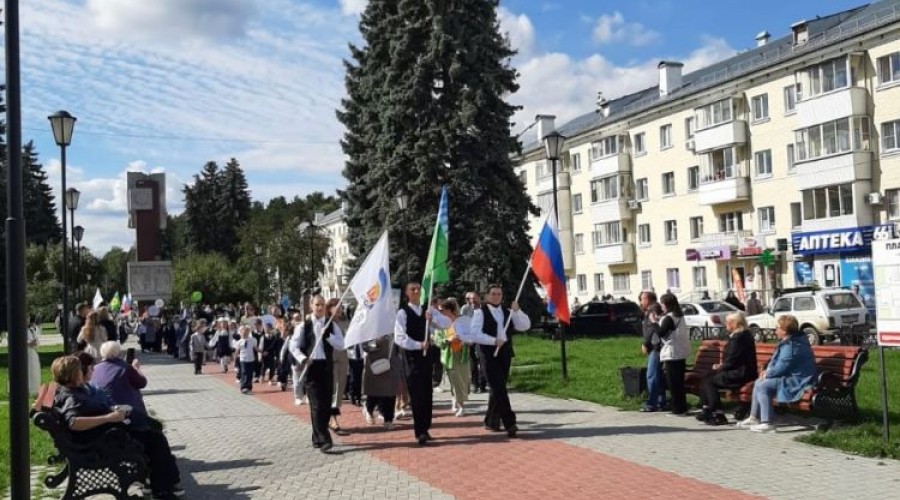 На площади перед ДК Ровесник началась общегородская линейка, посвящённая Дню знаний