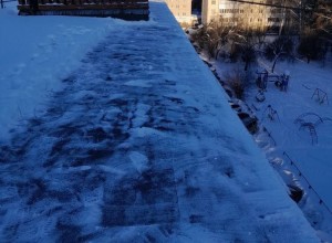 В связи с обильными снегопадами и образовавшимися переметами на крышах, проводим очистку периметра кровель от снега и надели!