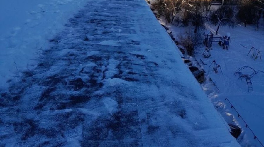 В связи с обильными снегопадами и образовавшимися переметами на крышах, проводим очистку периметра кровель от снега и надели!