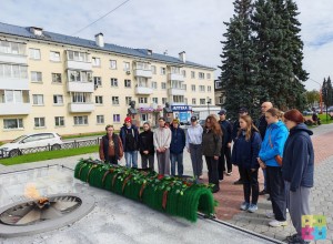 Кто уложил большую гирлянду у обелиска на площади Победы на прошлой неделе?