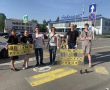 НАДПИСИ НА АСФАЛЬТЕ с напоминанием правил дорожного движения появились в районе площади Победы стараниями Молодёжной организации Белоярской АЭС 29 мая