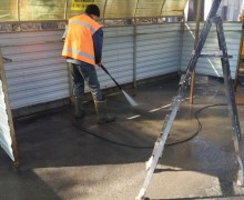 УК ДЕЗ помыла мусорные контейнерные площадки на площадках, за которые она отвечает