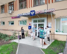 Просто очередь на почту из 20+ человек 16 внутри, остальные снаружи, оператор одна,