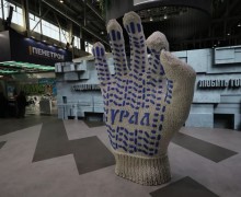Новый арт-объект в виде 3-метровой строительной перчатки может появиться в Екатеринбурге