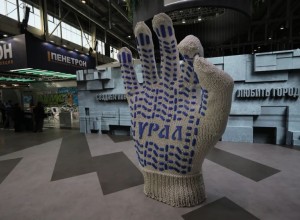 Новый арт-объект в виде 3-метровой строительной перчатки может появиться в Екатеринбурге