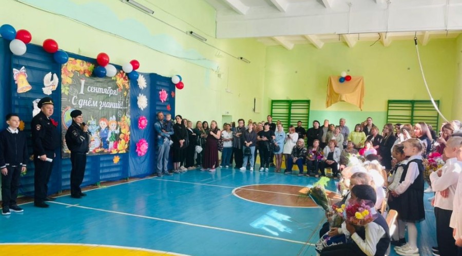 1 сентября сотрудники Госавтоинспекции Заречного приняли участие в торжественных линейках, посвященных Дню знаний