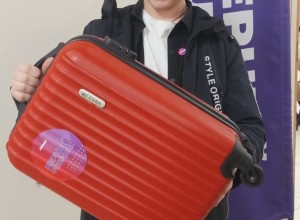 Обладатель главного приза акции Верный отличник зареченец Роман Потапов получил заслуженный сертификат