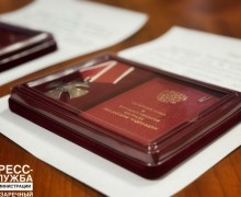 Андрей Захарцев передал награды участнику СВО и родным погибших бойцов