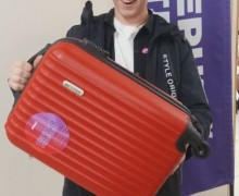 Обладатель главного приза акции Верный отличник зареченец Роман Потапов получил заслуженный сертификат