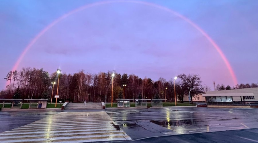 Через такую арку сегодня наши сотрудники идут к 1-й проходной Белоярской АЭС