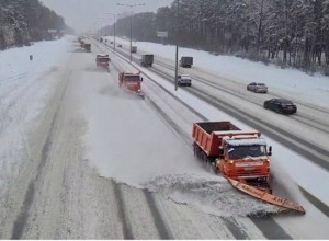 Для противогололёдной обработки на дороги Свердловской области вышла техника