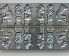 Жительница Заречного передала музею редкую формочку для карамели