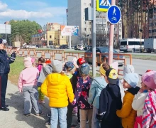 Сотрудник Госавтоинспекции провела для детей пешеходную экскурсию «Прогулка юного пешехода»