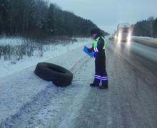 Сотрудники ГИБДД выясняют детали аварии в Белоярском районе, где из-за поломки грузовика пострадали три автомобиля