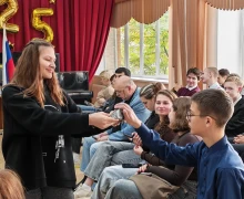 Атомклассу школы №1 передали уникальную коллекцию камней, которые студенты со всей России собрали на Урале