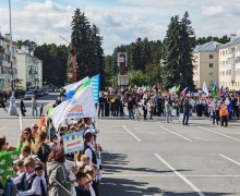 На площади перед ДК Ровесник началась общегородская линейка, посвящённая Дню знаний
