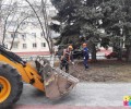В сквере Победы полным ходом идёт весенняя уборка