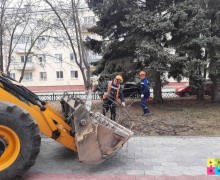 В сквере Победы полным ходом идёт весенняя уборка