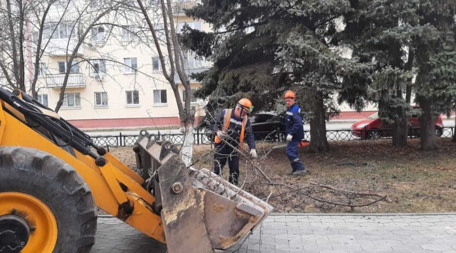 В сквере Победы полным ходом идёт весенняя уборка