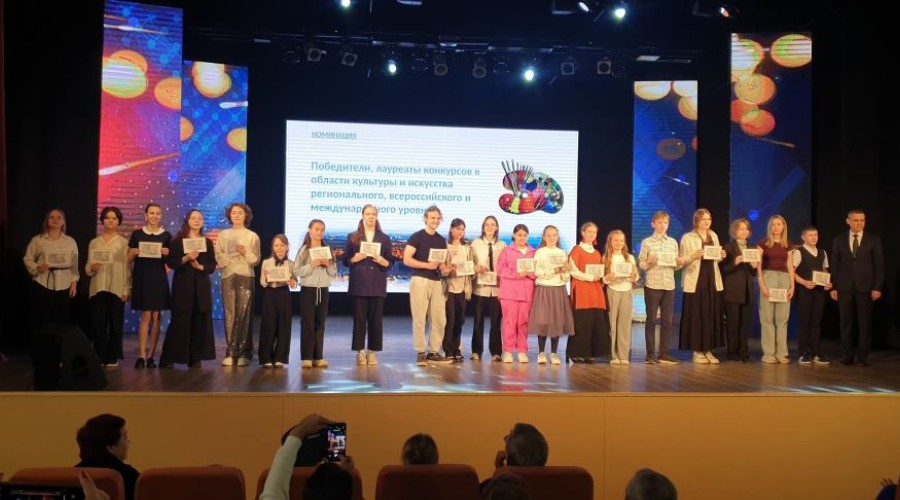 Городская администрация установила размер единовременной стипендии, которую получат самые успешные выпускники - 2025